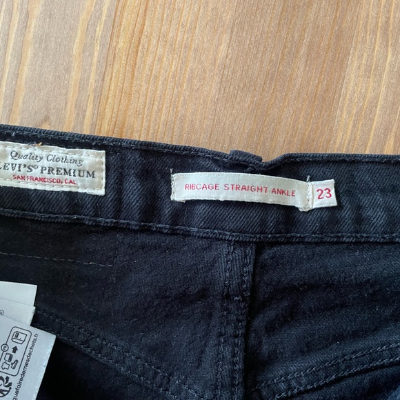 Levi’s black Ribcage Straight Ankle jeans (size 23) - Picture 3 of 7